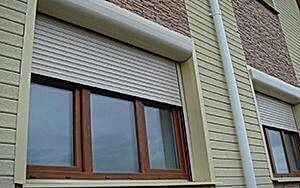 установка рольставней